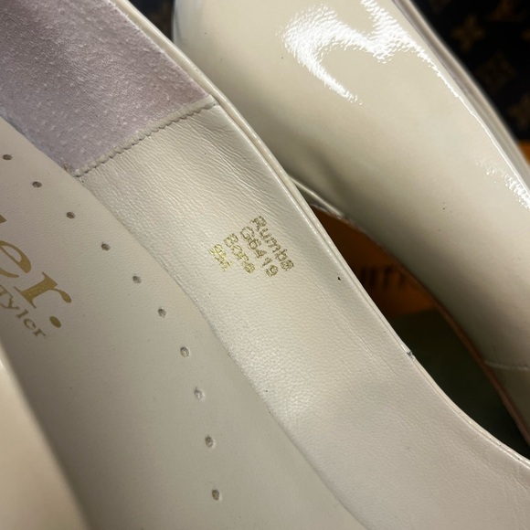 Classic Richard Tyler Nude Patent Leather Peep-Toe Heels | Size 9 - Picture 3 of 6